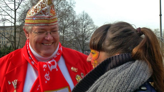 Achim Kaschny und Johanna Leuschen auf einem Wagen für den Rosenmontagszug. © NDR/Stefanie Gromes Foto: Stefanie Gromes