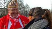 Achim Kaschny und Johanna Leuschen auf einem Wagen für den Rosenmontagszug. © NDR/Stefanie Gromes Foto: Stefanie Gromes