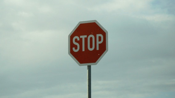 Ein Stop-Schild vor blauem Himmel. © mk35martin / photocase.de Foto: mk35martin / photocase.de