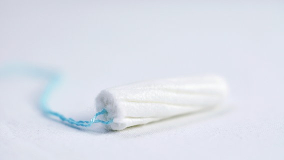 Ein Tampon vor einem weißen Hintergrund. © suschaa / photocase.de Foto: suschaa / photocase.de