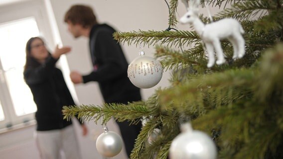 zwei Personen streiten sich beim Weihnachtsbaum © picture alliance / dpa Foto: Andreas Gebert