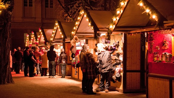 Buden auf einem Weihnachtsmarkt © picture alliance / dpa Themendienst Foto: Andrea Warnecke