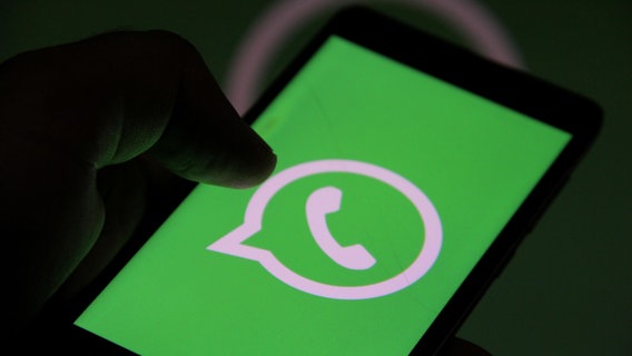 Das WhatsApp-Logo auf schwarzem Hintergrund. © picture alliance / NurPhoto Foto: Nasir Kachroo