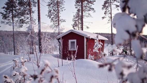 Ein rotes Häuschen im Schnee. © Swen Burkhardt / photocase.de Foto: Swen Burkhardt / photocase.de