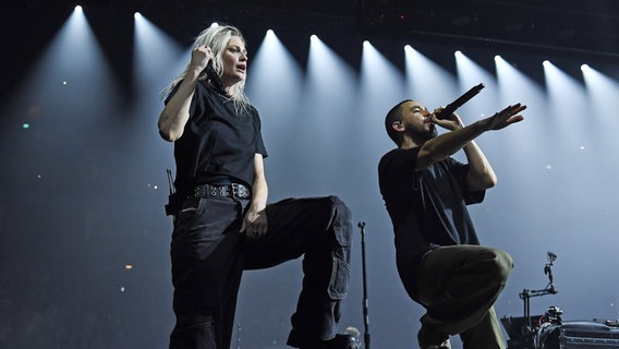 Linkin Park: Emily Armstrong und Mike Shinoda auf der Bühne. © picture alliance / Captital Pictures Foto: Martin Harris