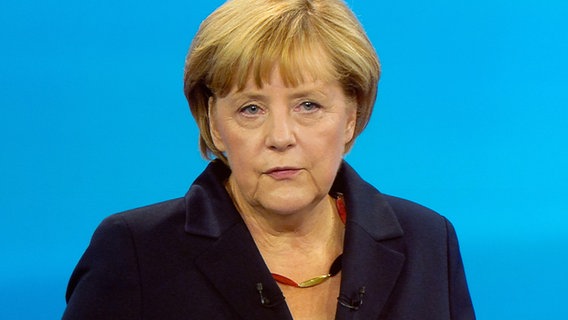 Bundeskanzlerin Angela Merkel (CDU) trägt eine schwarz-rot-goldene Halskette beim TV-Duell. © picture alliance / dpa Foto: Maurizio Gambarini