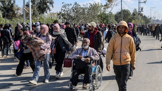 Palästinenser flüchten mit einigen ihrer Habseligkeiten durch den westlichen Ausgang der Stadt in den Süden des Gazastreifens. © picture alliance/dpa | Abed Rahim Khatib Foto: Abed Rahim Khatib