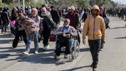 Palästinenser flüchten mit einigen ihrer Habseligkeiten durch den westlichen Ausgang der Stadt in den Süden des Gazastreifens. © dpa Foto: Abed Rahim Khatib