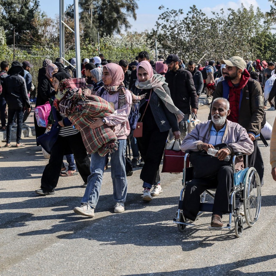 Palästinenser flüchten mit einigen ihrer Habseligkeiten durch den westlichen Ausgang der Stadt in den Süden des Gazastreifens. © picture alliance/dpa | Abed Rahim Khatib Foto: Abed Rahim Khatib