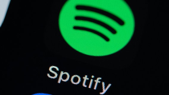 Das Bild zeigt das Logo von Spotify auf einem Smartphone-Display. © picture alliance/dpa | Silas Stein Foto: Silas Stein