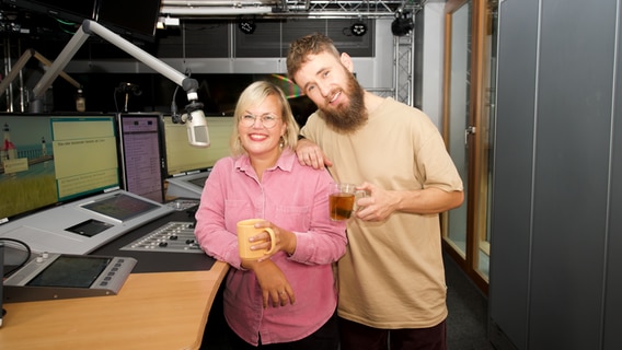 Martina und Greg aus eurer neuen N-JOY Morningshow im Studio. © N-JOY / NDR Foto: La Red