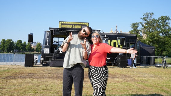 Martina und Greg auf Welttournee durch Norddeutschland an Tag 2 in Schwerin © Jonny Thumb NDR 