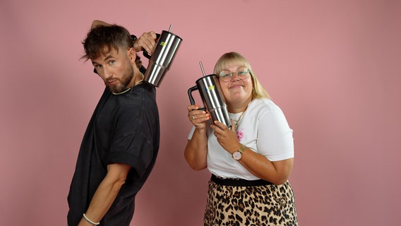 Martina und Greg mit dem N-JOY Cup. © N-JOY 