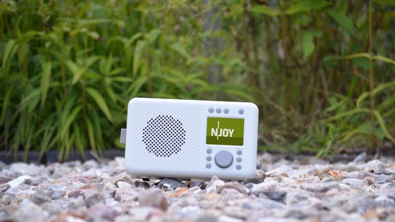 Ein Digitalradio mit einem N-JOY Logo. © NDR/N-JOY 