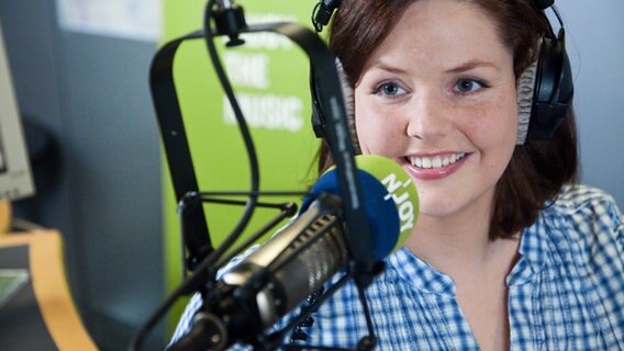 Constance Kappler im Studio von N-JOY © NDR Foto: Michael Müller