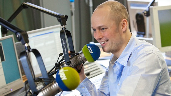 Jonas Frank im Studio von N-Joy © NDR Foto: Michael Müller