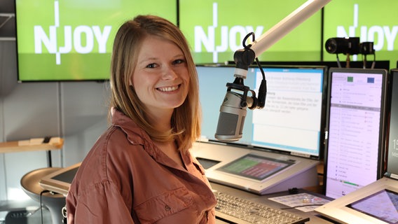 N-JOY Moderatorin Miriam Nissen im N-JOY Studio. © NDR/N-JOY Foto: Anthrin Scheel