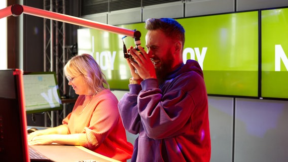 Martina und Greg aus der N-JOY Morningshow. © NDR/N-JOY Foto: Julia Stübner