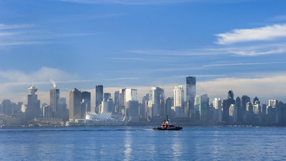 Die Skyline von Vancouver vom Wasser aus © picture alliance / All Canada Photos Foto: David Nunuk