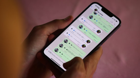 Ein Smartphone mit vielen Sprachnachrichten bei WhatsApp © picture alliance/dpa | Karl-Josef Hildenbrand Foto: picture alliance/dpa | Karl-Josef Hildenbrand