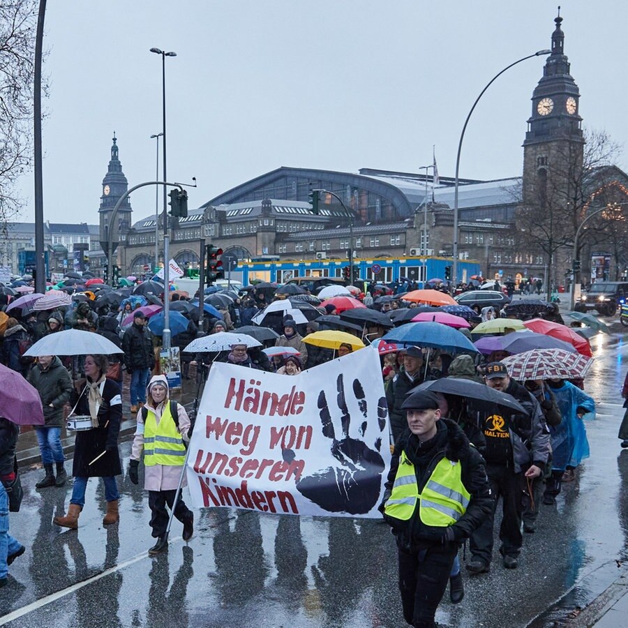 friedliche demonstration gegen die corona massnahmen in hamburg ndr de nachrichten hamburg ndr 90 3