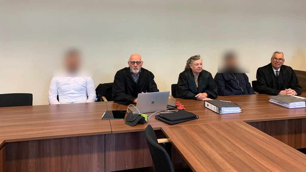 Zwei Angeklagte sitzen mit ihren Verteidigern in Hamburg in einem Gerichtssaal. In dem Berufungsverfahren geht es um ein Autorennen auf der Köhlbrandbrücke, bei dem ein Mensch ums Leben gekommen ist.