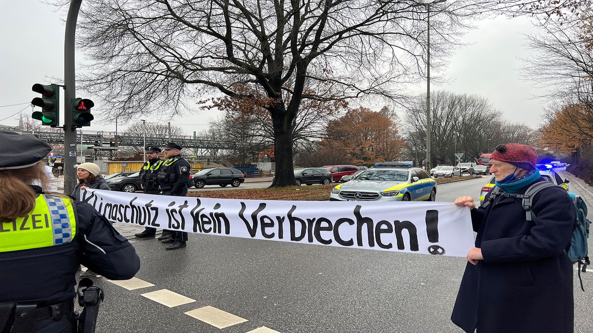 Klimaaktivisten blockieren Kennedybrücke in Hamburg