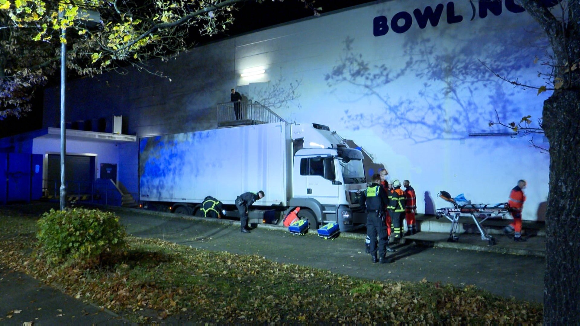 Lkw überrollt Mann auf Supermarkt-Parkplatz in Osdorf