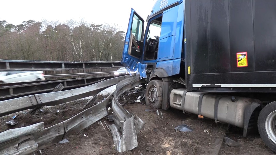 Lkw-Unfall Und Brennender Bus: Chaos Auf Autobahnen In Hamburg | NDR.de ...