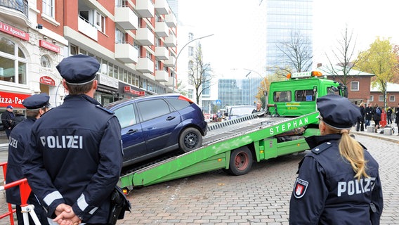 Ein falsch parkendes Auto wird in Hamburg auf einen Lkw gezogen. © picture-alliance / Eventpress Struss Foto: Eventpress Struss