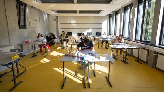 Tische stehen mit Sicherheitsabstand zueinander in einem Klassenraum im Gymnasium Eppendorf. Daran sitzen Schüler vor ihrer schriftlichen Abiturprüfung. © picture alliance / dpa Foto: Daniel Reinhardt