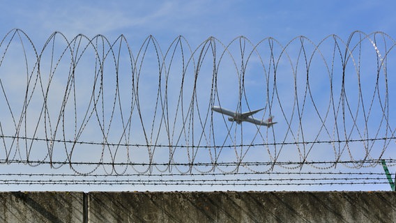 Symbolfoto zum Thema Abschiebung, Abschiebefluege (Abschiebeflüge), ein Flugzeug startet auf dem Flughafen © picture alliance / Daniel Kubirski | Daniel Kubirski 