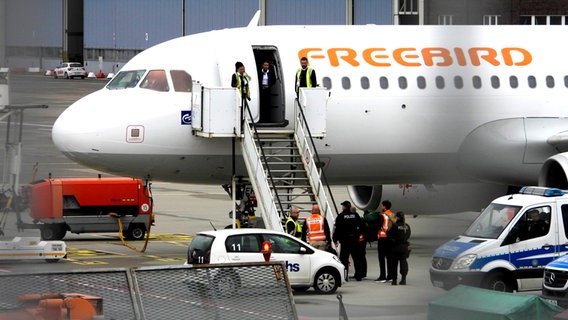 Abschiebung von Personen per Flugzeug vom Hamburger Flughafen aus in den Irak - mit der türkischen Fluggesellschaft Freebird am 11.06.2024 © picture alliance / ABBfoto | 