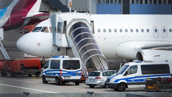 Ein Fahrzeug der Bundespolizei sichert die Maschine bei einer Abschiebung am Hamburger Flughafen Helmut Schmidt Airport. © picture alliance / ABBfoto | Foto: ABBfoto |