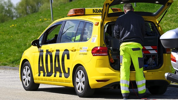 Ein ADAC-Pannenhelfer steht bei einem Einsatz in Hamburg an seinem Fahrzeug. © picture alliance / CHROMORANGE Foto: Christian Ohde