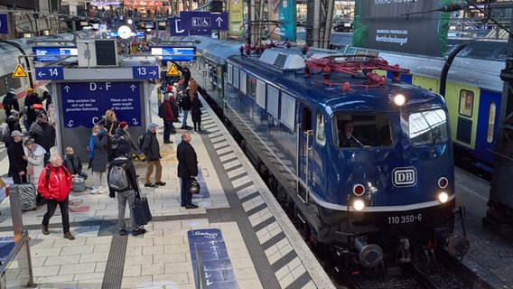 Ein historischer Zug fährt am Gleis 13 am Hamburger Hauptbahnhof ein. © picture alliance/dpa | Georg Wendt Foto: Georg Wendt