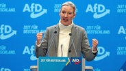 Alice Weidel, AfD-Bundesvorsitzende, steht zum Abschluss des Bundesparteitags ihrer Partei auf der Bühne. © picture alliance/dpa Foto: Sebastian Kahnert