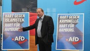 Dirk Nockemann, Landesvorsitzender der AfD Hamburg, stellt die Wahlplakate für die Bürgerschaftswahl vor. Er steht vor den Wahlplakaten mit den Wahlslogans seiner Partei. © dpa-Bildfunk Foto: Marcus Brandt