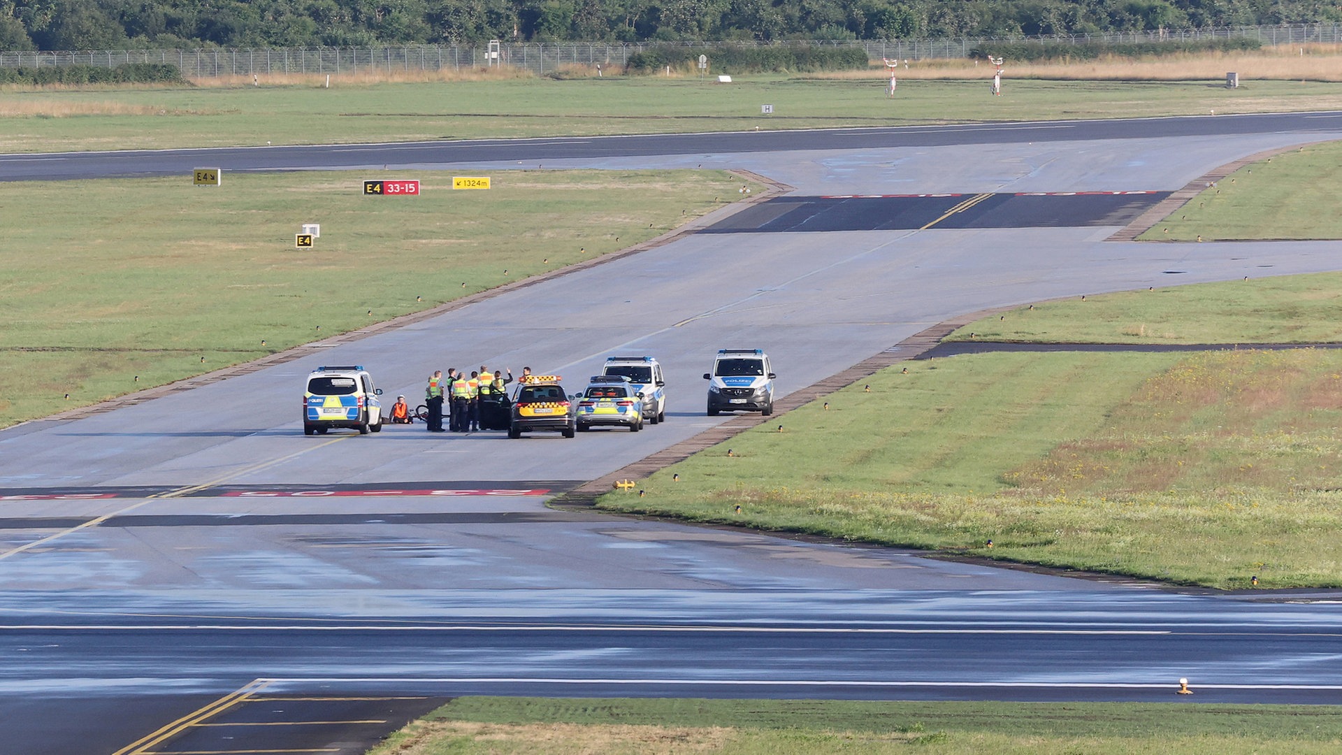 Klima-Aktivisten am Hamburg Airport: Lufthansa will Schadenersatz