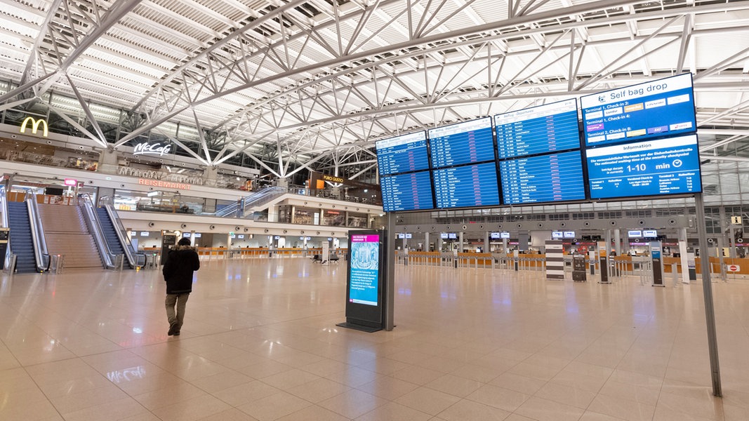 Warnstreik am Hamburger Flughafen: Das Terminal 1 ist fast menschenleer.