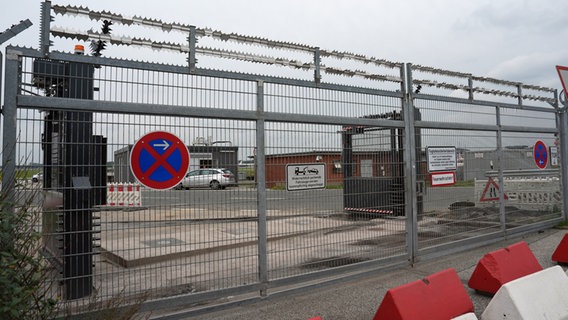 Blick auf das Sicherheitstor am Geschäftsfliegerzentrum am Flughafen Hamburg Airport. Die Torzufahrt mit Bodenverstärkung und zentimeterdickem Stahl soll einen Durchbruch verhindern. © picture alliance / dpa Foto: Marcus Brandt