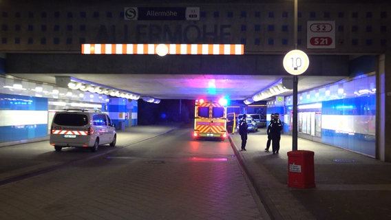 Einsatzkräfte nach einem Zug-Unglück nahe der S-Bahnstation Allermöhe in Hamburg. © TV Newskontor Foto: screenshot