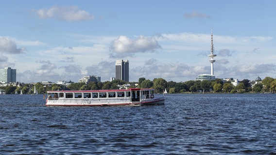 Tretboote und Alster-Touristik Barkasse Ammersbek vor blauem Himmel auf der Alster. © picture alliance Foto: Christopher Tamcke