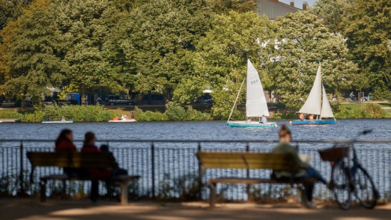 Menschen genießen die Sonne an der Außenalster in Hamburg. © picture alliance / dpa Foto: Georg Wendt