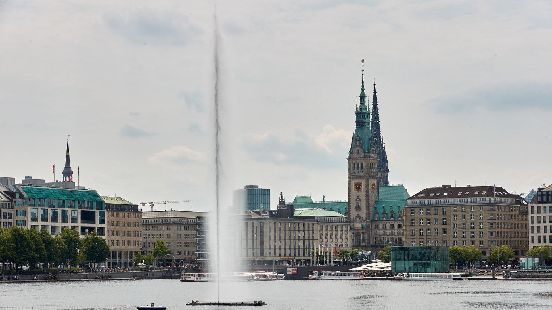 Alsterfontäne in Hamburg jetzt wieder in Betrieb