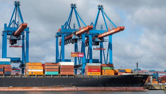 Ein Containerschiff wird am Containerterminal Altenwerder im Hamburger Hafen entladen. © IMAGO / imagebroker 