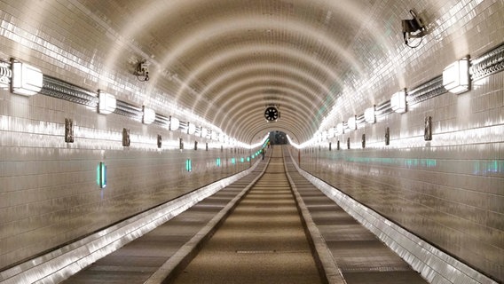 Der Alte Elbtunnel in Hamburg. © picture alliance /ABBfoto 