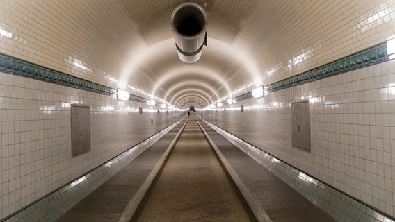 Blick in eine Röhre des Alten Elbtunnels in Hamburg © picture alliance / ABBfoto 