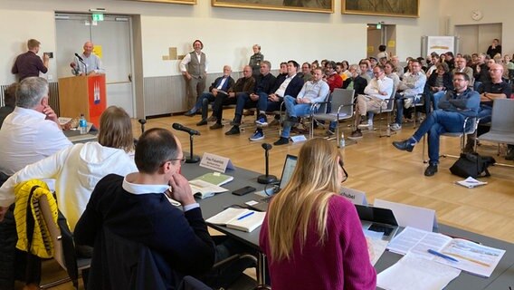 Bürger im Rathaus Altona bei einer Beteiligungsveranstaltung zur geplanten neuen Elbmeile. © NDR Foto: Reinhard Postelt