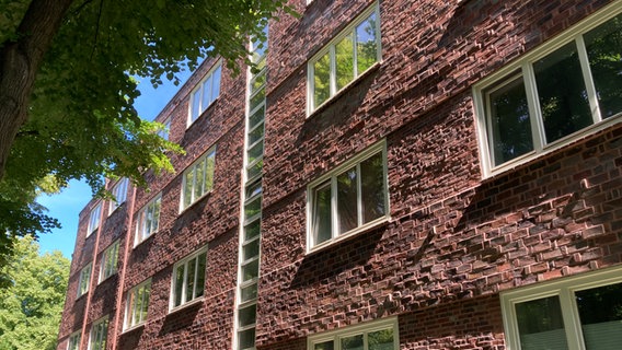 Blick auf einen Teil des von der SAGA sanierten Oelsener-Baus in Hamburg-Altona. © NDR Foto: Reinhard Postelt